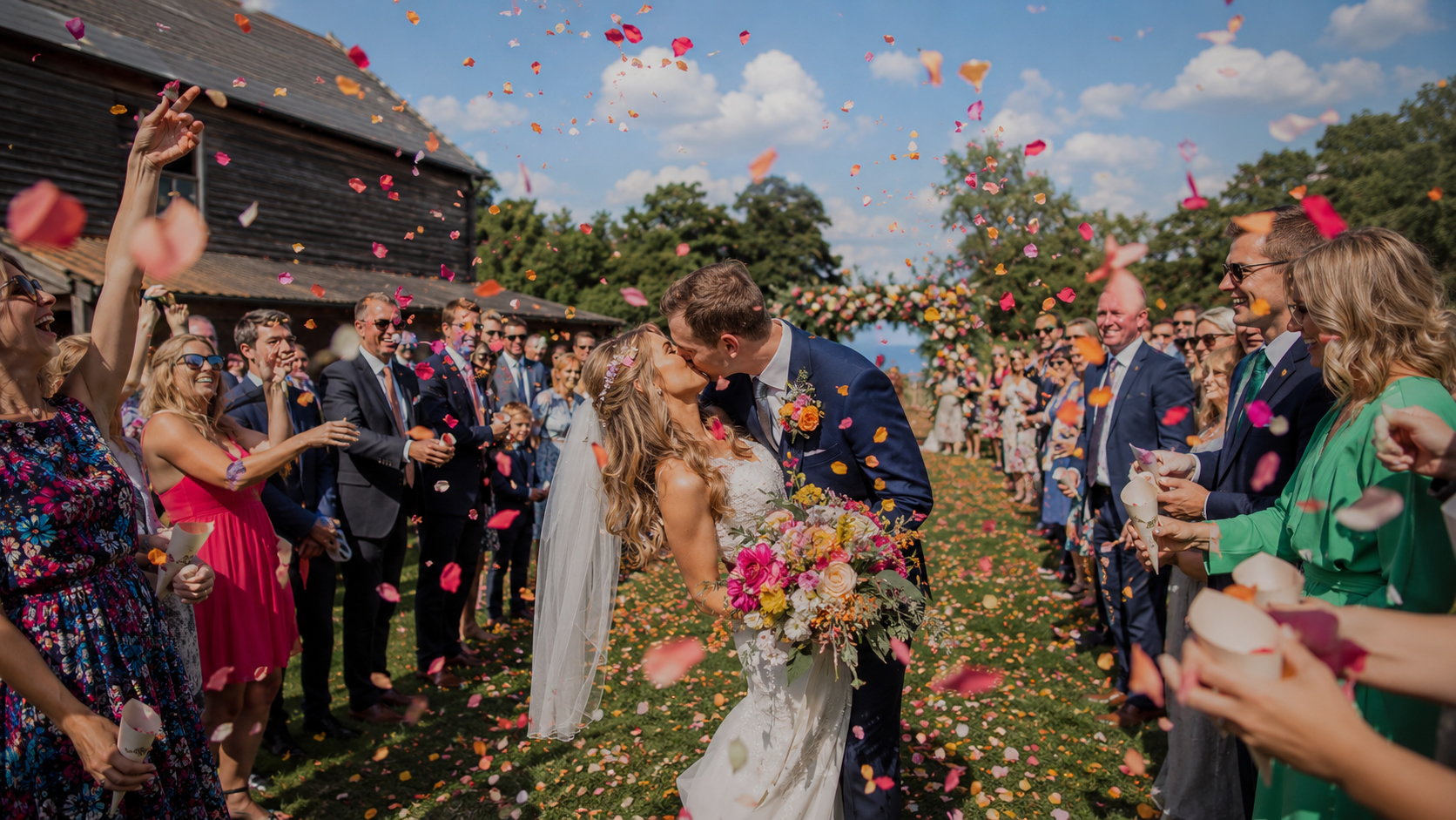 Couple de mariés sous une pluie de pétales colorés