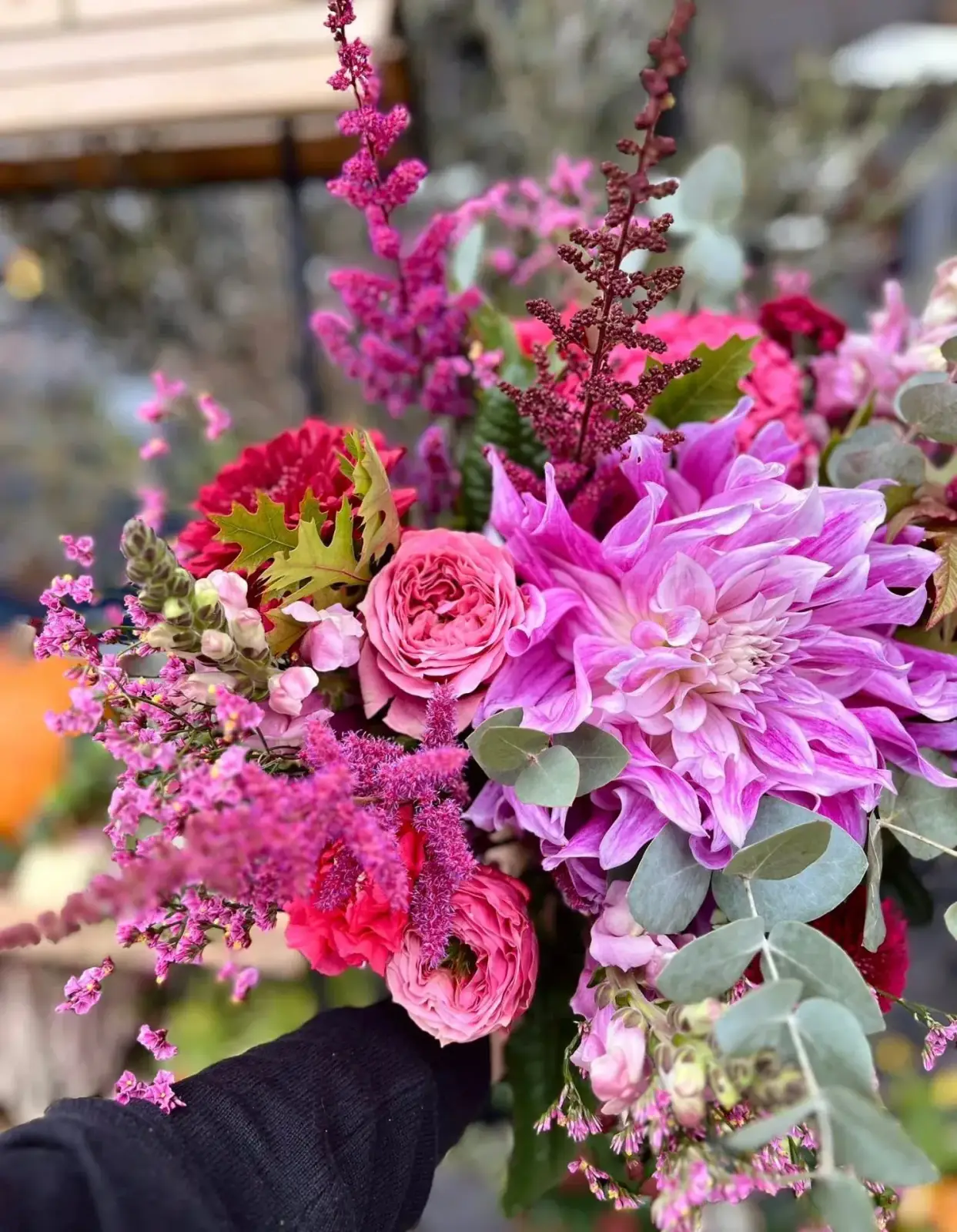 Composition florale de mariage aux tons fuchsia réalisée par La rose des sables près de Charleroi