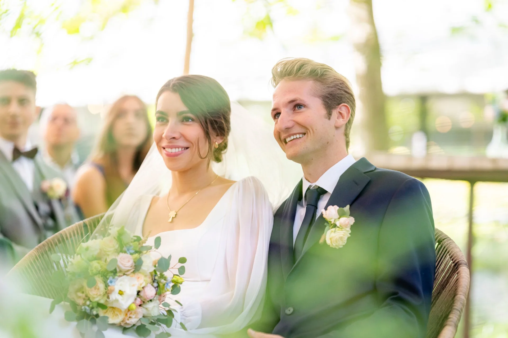 Bruidspaar tijdens de ceremonie, discreet in reportagestijl gefotografeerd door QPICS